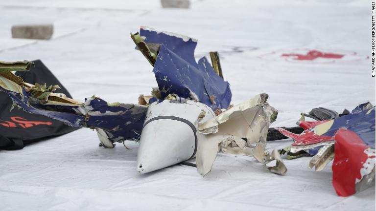 タンジュンプリオク港に置かれた墜落現場から回収された破片＝１０日/Dimas Ardian/Bloomberg/Getty Images