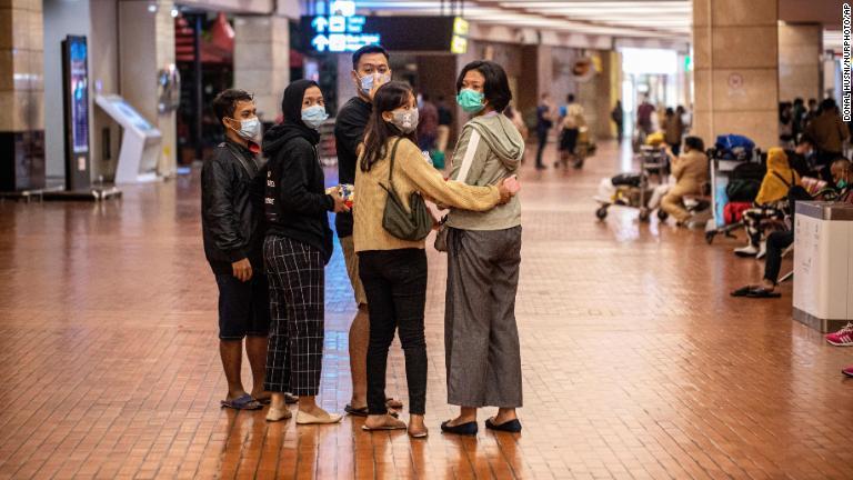 スカルノハッタ国際空港の危機対策センターを訪れる家族＝９日/Donal Husni/NurPhoto/AP