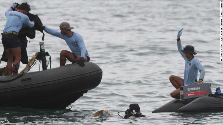 ジャカルタ近海のサウザンド諸島の海域で旅客機の残骸の一部を見つける海軍のダイバー＝１０日/Eko Siswono Toyudho/Anadolu Agency/Getty Images