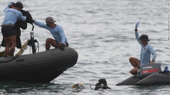 ジャカルタ近海のサウザンド諸島の海域で旅客機の残骸の一部を見つける海軍のダイバー＝１０日