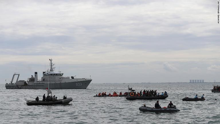 インドネシア海軍のダイバーがジャカルタ近海で捜査活動に加わる＝１０日/Achmad Ibrahim/AP