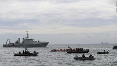 インドネシア海軍のダイバーがジャカルタ近海で捜査活動に加わる＝１０日