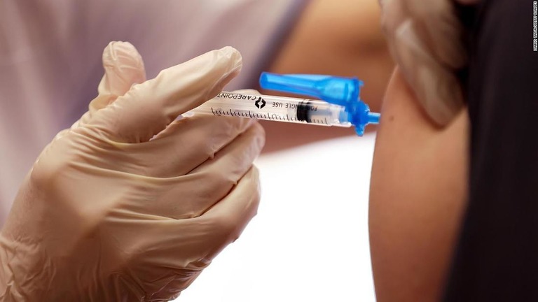 米モデルナは新型コロナウイルスのワクチンについて、１年は効果が持続するとの見通しを示した/Mario Tama/Getty Images
