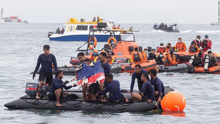 旅客機の残骸を回収する救助隊＝１０日、インドネシアのジャカルタ沖/Oscar Siagian/Getty Images