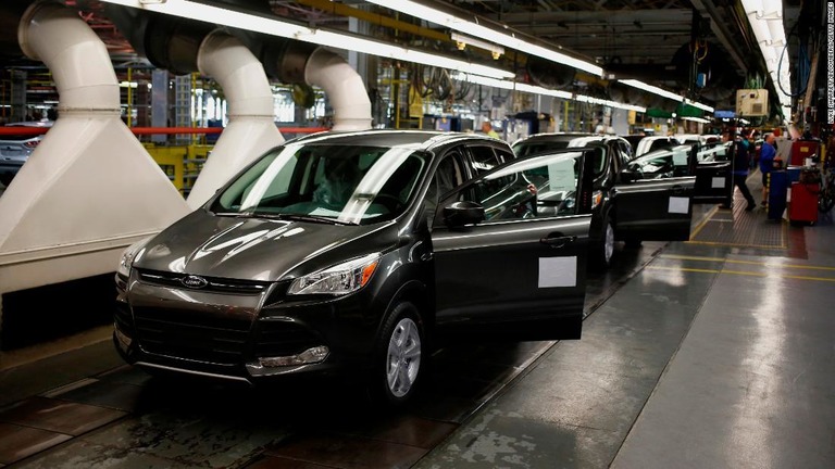 米自動車大手フォード・モーターが米ケンタッキー州ルイビルの工場の操業を停止した/Luke Sharrett/Bloomberg/Getty Images