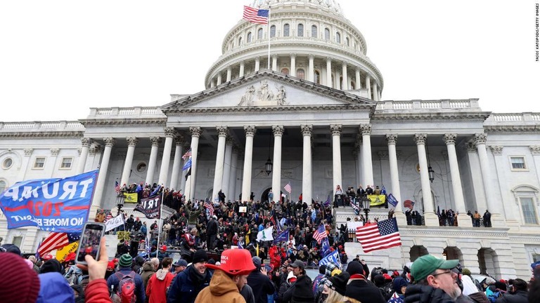 米議会乱入事件をめぐり、司法省が捜査の詳細を明らかにした/Tasos Katopodis/Getty Images 