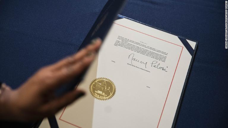 弾劾条項の書面にペロシ氏の署名が見える/Sarah Silbiger/Bloomberg/Getty Images