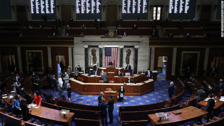 ペロシ議長が採決の議事を取り仕切った＝１３日/Chip Somodevilla/Getty Images