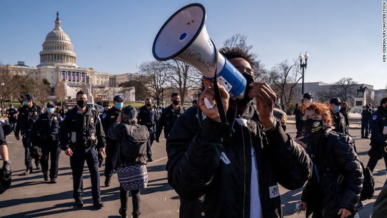 トランプ氏の弾劾を支持する「シャットダウンＤＣ」の活動家は議事堂前でデモを行った。「すべてのファシストを追放せよ」との旗も持っていた＝１３日/Ken Cedeno/UPI/Shutterstock