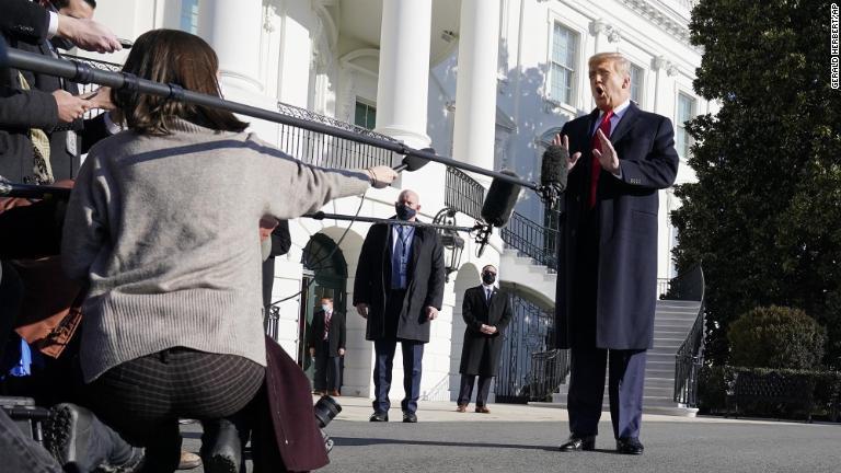 大統領専用ヘリ「マリーンワン」に乗り込む前に記者団に話すトランプ氏。2度目の弾劾を進めようとする民主党を非難し、またツイッターやフェイスブックなどが同氏のアカウントを停止したことで支持者が怒っているとも述べた=12日/Gerald Herbert/AP