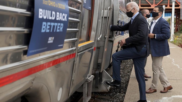 列車のキャンペーンに参加するバイデン氏＝２０２０年９月３０日、米クリーブランド/Alex Wong/Getty Images/FILE