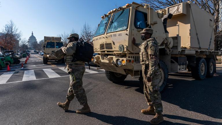 州兵が連邦議会議事堂の周辺を警護＝１３日/Manuel Balce Ceneta/AP