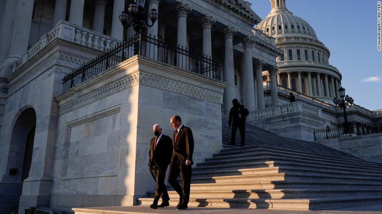 採決後に議会を去る議員＝１３日/Joshua Roberts/Reuters