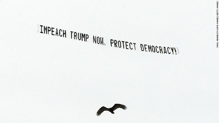 オーランドの空にトランプ氏の弾劾を求める横断幕=7日/Paul Hennessy/SOPA Images/Getty Images