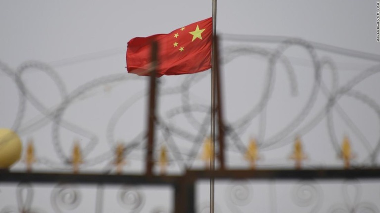 新疆ウイグル自治区の居住施設に掲げられた中国旗/GREG BAKER/AFP/Getty Images