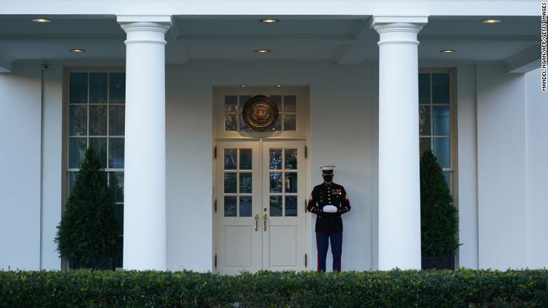 米海兵隊員がホワイトハウス西棟の外に立っている。トランプ氏は弾劾訴追の採決時に大統領執務室にいたと見られる/Mandel Ngan/AFP/Getty Images