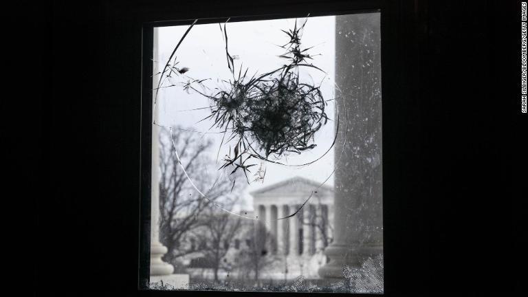連邦議会議事堂のひび割れたガラス窓から連邦最高裁が見える＝１１日/Sarah Silbiger/Bloomberg/Getty Images