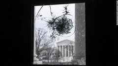 連邦議会議事堂のひび割れたガラス窓から連邦最高裁が見える＝１１日