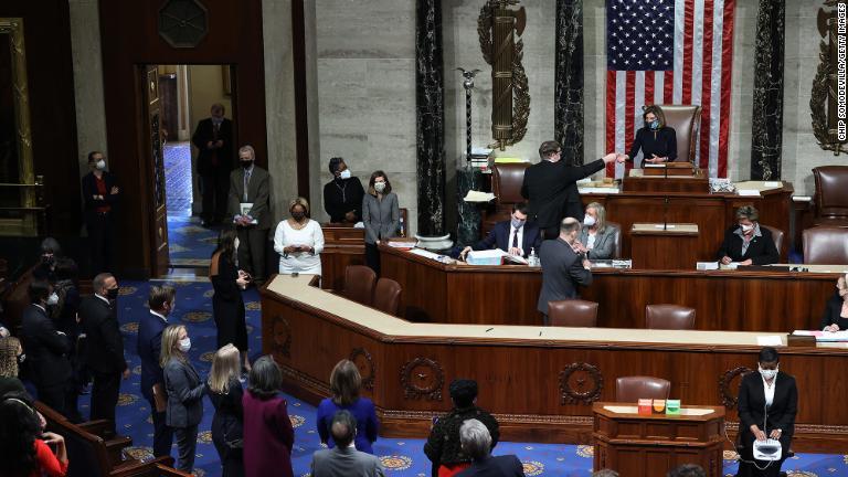 弾劾管理人が見守る中、ペロシ議長が議場を取り仕切る/Chip Somodevilla/Getty Images