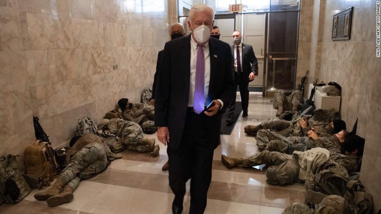 ホイヤー下院院内総務が議事堂の床に横たわる州兵の間を通り抜ける＝１３日/Saul Loeb/AFP/Getty Images
