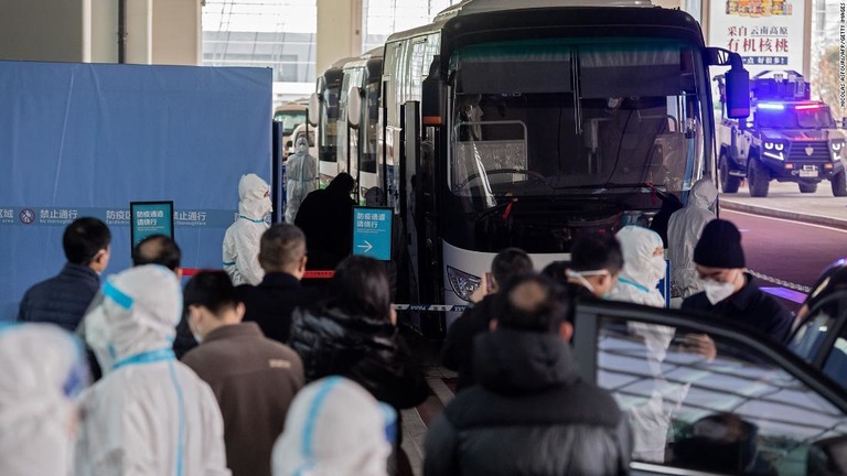 空港に到着したＷＨＯの調査団＝１４日、中国湖北省武漢/Nicolas Asfouri/AFP/Getty Images