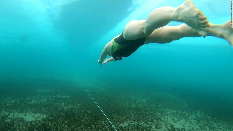 ロシアの女性が、バイカル湖の氷の下を８５メートル進む寒中水泳にチャレンジした/Courtesy Yekaterina Nekrasova