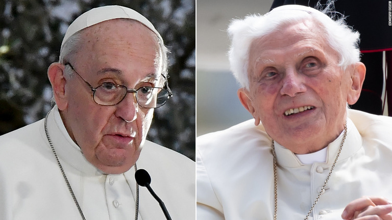 フランシスコ教皇（写真左）と前教皇のベネディクト１６世（写真右）
/AFP/Getty Images