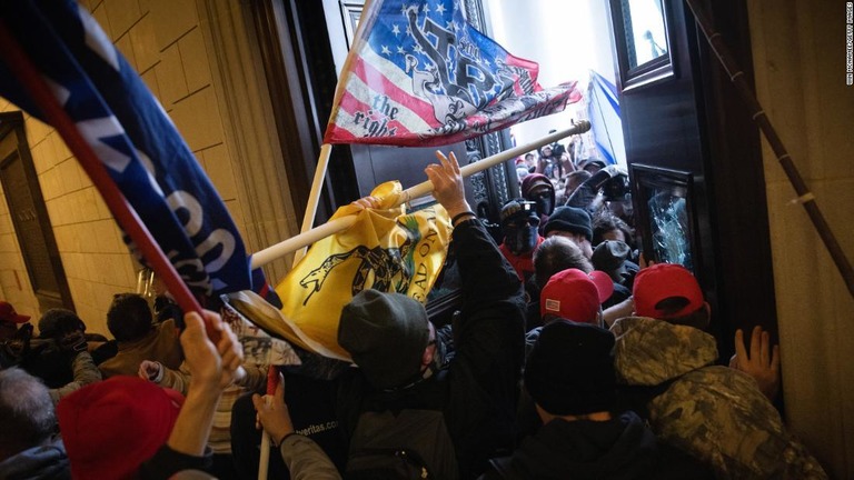 ＦＢＩが米連邦議会議事堂の暴動に関与した２００人以上の容疑者を特定した/Win McNamee/Getty Images