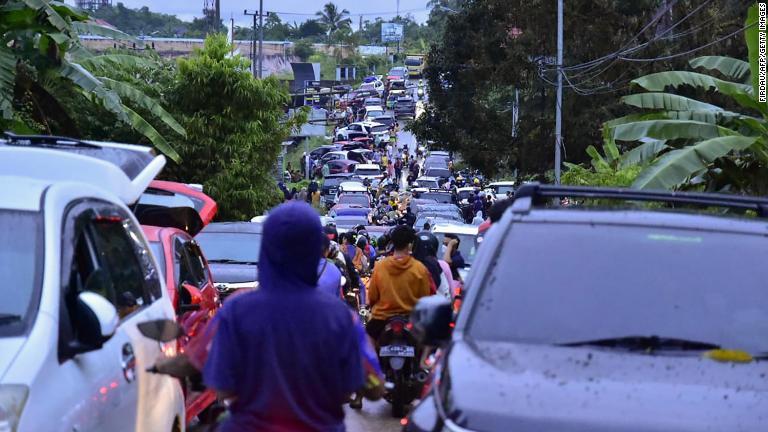 避難する人々と車列が路上を埋め尽くす/Firdau/AFP/Getty Images