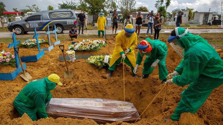 ブラジル北部アマゾナス州のマナウスで、新型コロナ感染による死者を埋葬する人々/Michael Dantas/AFP/Getty Images