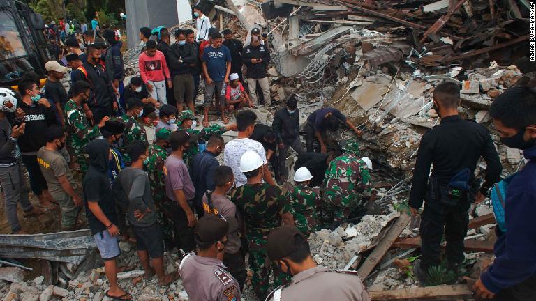 倒壊した政府の建物で生存者を捜索する（西スラウェシ州マムジュ）/Azhari Surahman/AP