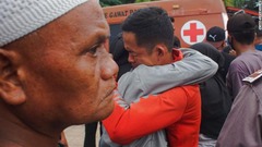 地震の後、互いを慰め合う人々