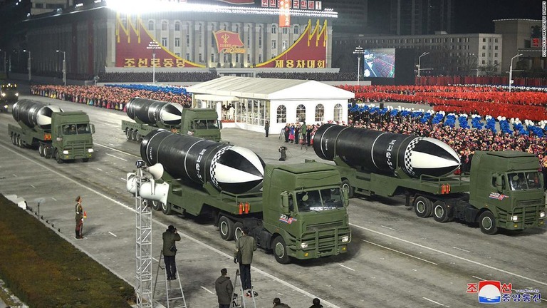 北朝鮮が労働党大会の閉幕を記念する軍事パレードを行った/KCNA/KNS/AFP/Getty Images