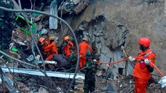 インドネシア地震　捜索活動続く、土砂崩れや停電も