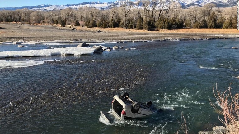 氷点下近くのイエローストーン川につかった車両/Montana Highway Patrol/Twitter