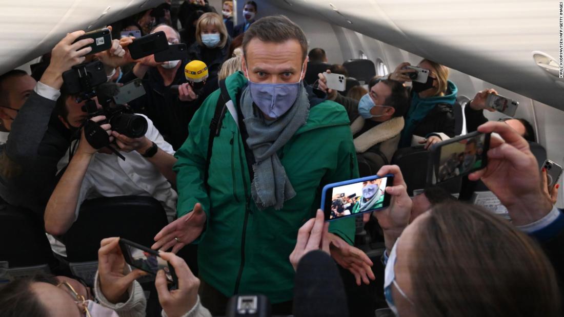 ナバリヌイ氏が機内で着席する際、乗客やメディア関係者が写真を撮る様子=17日/Kirill Kudryavtsev/AFP/Getty Images