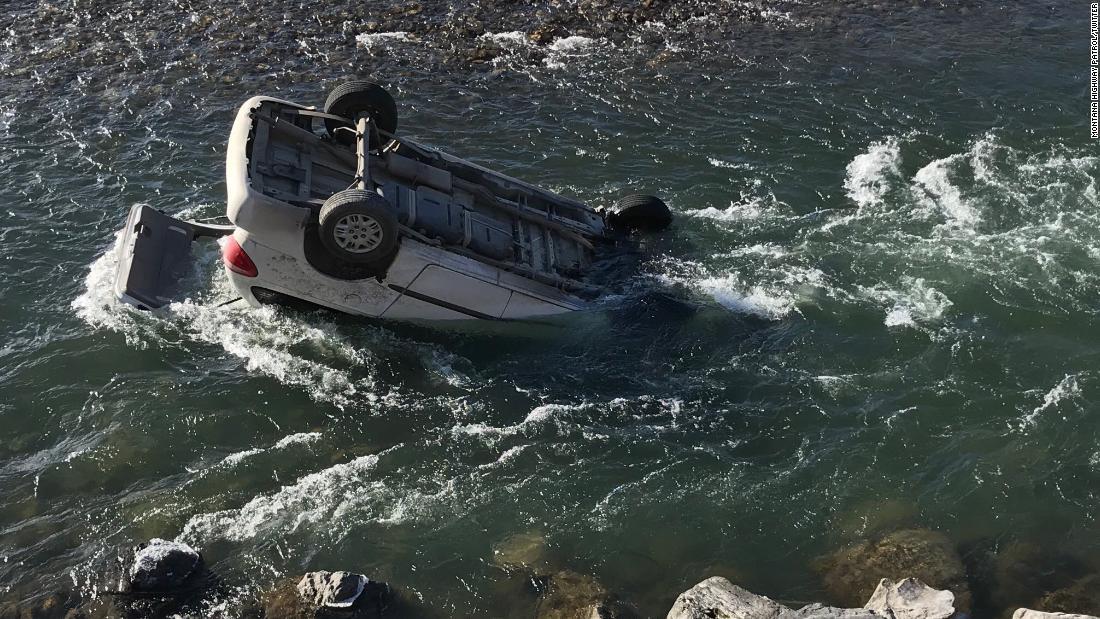 同隊によると、川の流れに妨げられて後部ハッチが開かなかったという/Montana Highway Patrol/Twitter