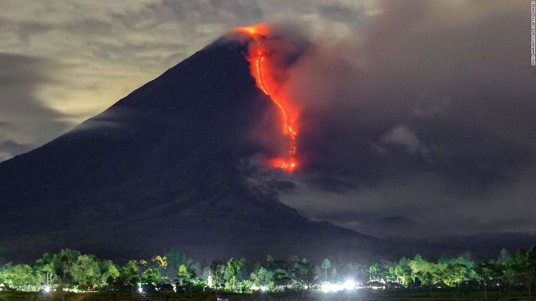 インドネシアの最高峰火山、スメル山を流れ落ちる溶岩＝１６日/Agus Harianto/AFP/Getty Images