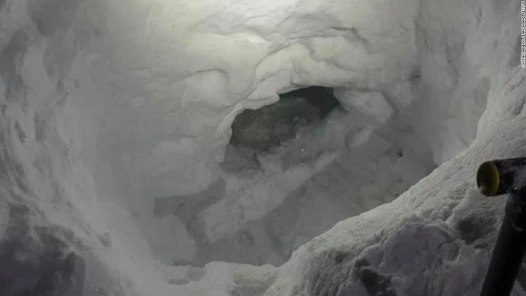 スノーモービルで遭難した少年は、自分で雪洞を作って避難し、無事に救出された/South Cariboo Search and Rescue