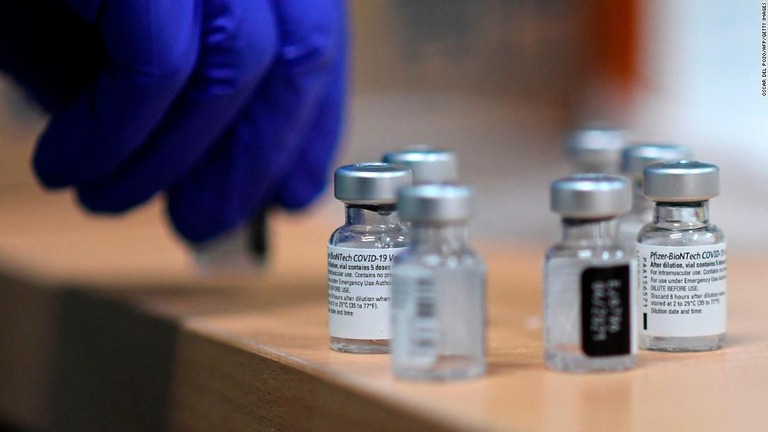 ノルウェーでワクチンを接種した高齢者２３人が死亡し、専門家が調査に乗り出している/Oscar del Pozo/AFP/Getty Images