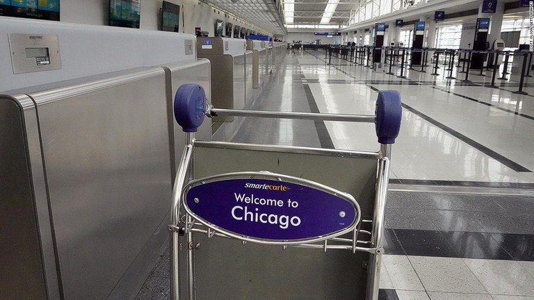 新型コロナウイルスの影響で閑散としたシカゴのオヘア国際空港。３カ月間にわたって空港内に隠れ住んでいた男が逮捕された/Scott Olson/Getty Images