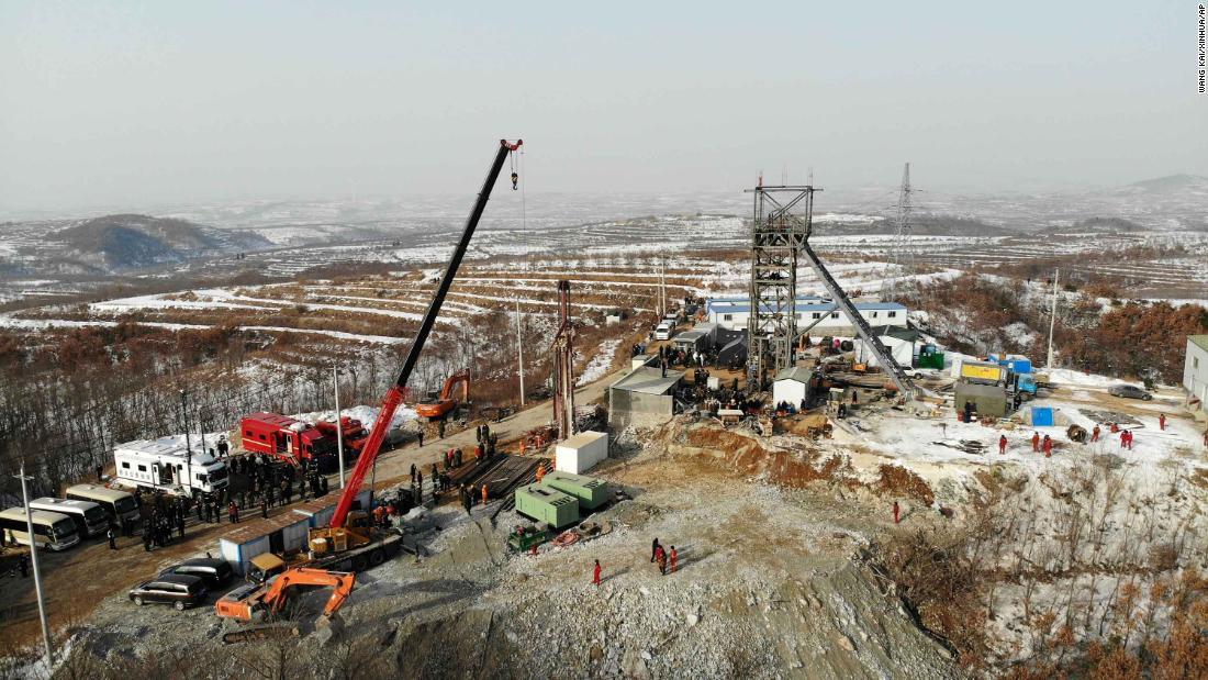 現場となった金鉱の様子。救助活動が続いている＝１３日/Wang Kai/Xinhua/AP