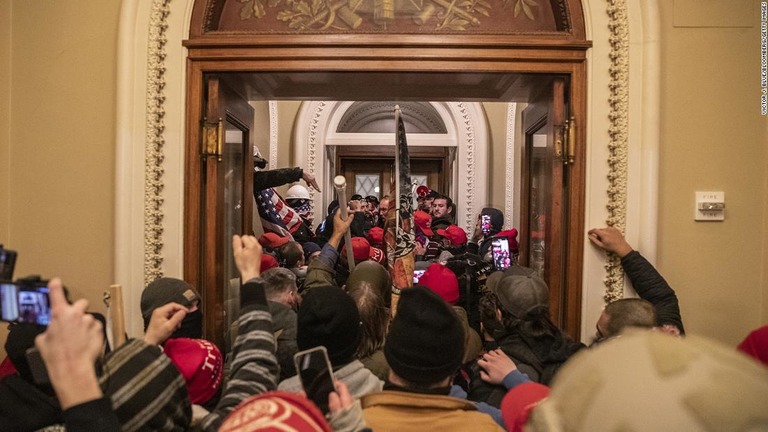 議事堂乱入事件の逮捕者に対して、ペロシ下院議長のパソコンを盗んでロシアに売り渡そうとしていたとの疑いが出ている/Victor J. Blue/Bloomberg/Getty Images