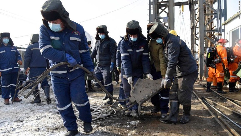 現場の金鉱で先週行われた救助活動の様子/Wang Kai/Xinhua/AP