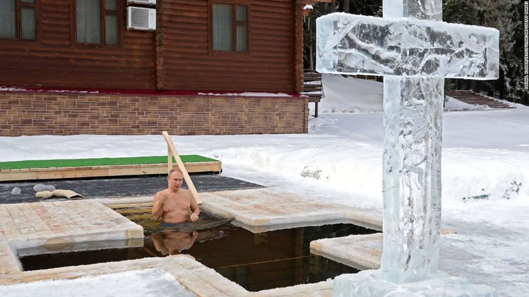 沐浴を行うロシアのプーチン大統領＝モスクワ郊外/MIKHAIL KLIMENTYEV/SPUTNIK/AFP/Getty Images