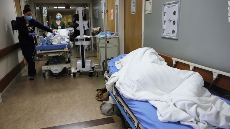 廊下に横たわる患者＝２０２０年１２月２３日、米カリフォルニア州の医療センター/Mario Tama/Getty Images