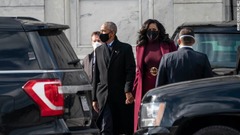 オバマ元大統領夫妻が就任式を終えて議事堂を後にする