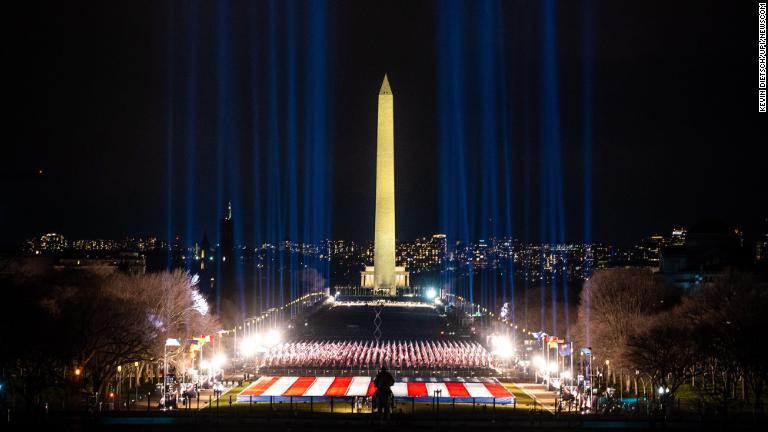 ナショナルモールの上空に光の筋が立ち並ぶ。新型コロナウイルス感染症で亡くなった全ての米国民を追悼する/Kevin Dietsch/UPI/Newscom