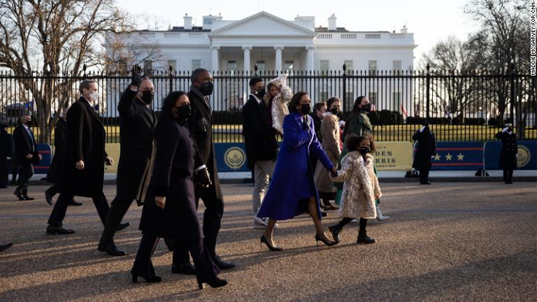 カマラ・ハリス副大統領が家族とともにホワイトハウスへと歩いていく/Maddie McGarvey for CNN