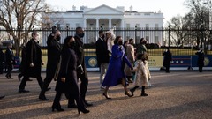 カマラ・ハリス副大統領が家族とともにホワイトハウスへと歩いていく
